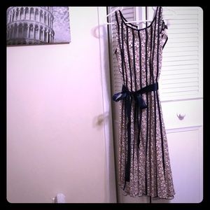 Nude lace dress with blue pinning